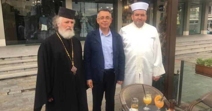 Хасан Азис пи байрамско кафе за приятелство и толерантност с отец Петър Гарена и Басри Еминефенди