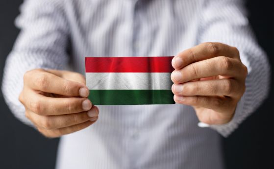 И знамената ни са близки, и българин и унгарец звучат сходно на английски, но евродепутатът със заподозряна сътрудничка е от Унгария.
