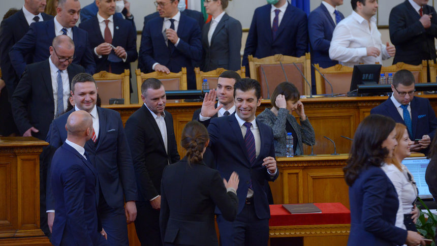 Калпави политици и властови амбиции: Упадъкът на законодателната власт обрича на гибел парламентаризма