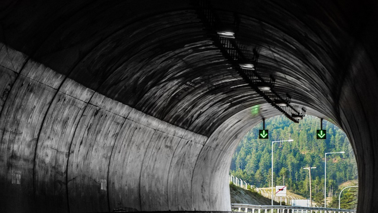 Тунел „Железница“ тъне в мрак, инцидентите са неизбежни