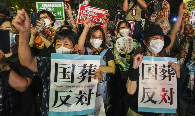 Мъж се запали в Токио – протест срещу държавното погребение на Шиндзо Абе