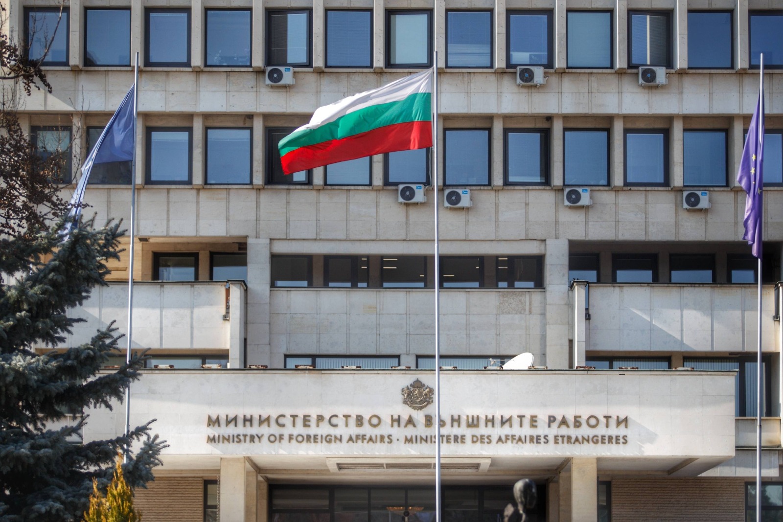МВнР с извънредно обръщение към всички българи: Прибирайте се незабавно!