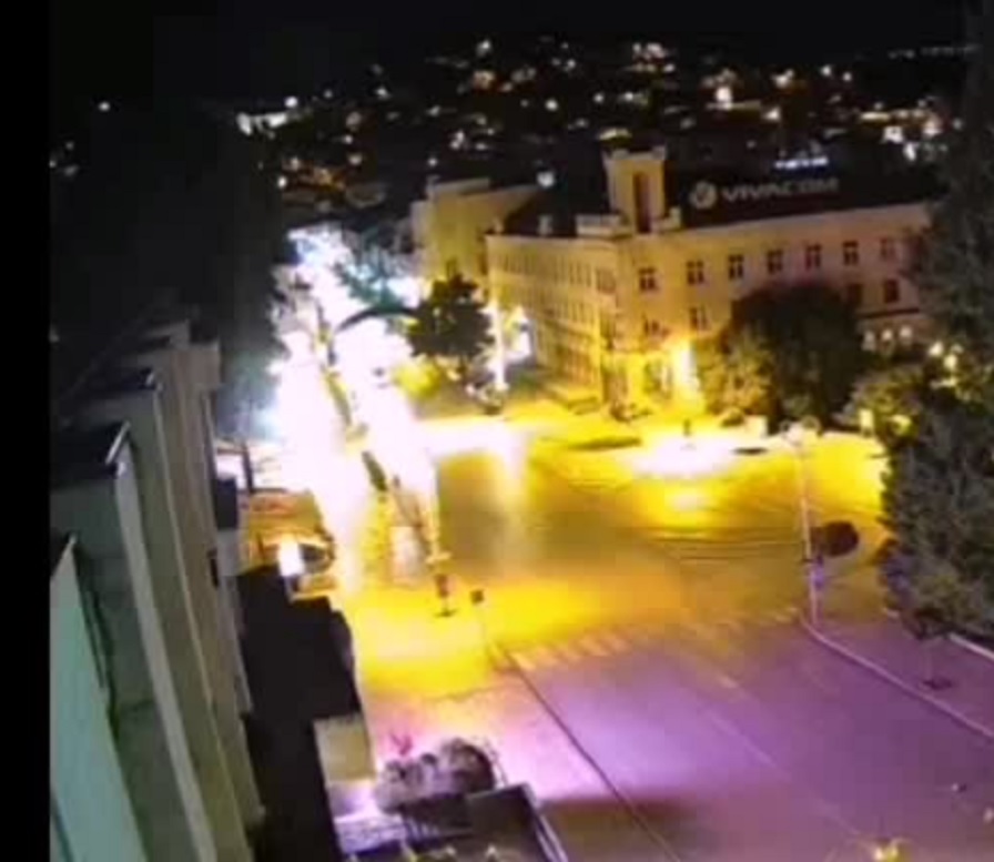 ИЗВЪНРЕДНО: Мощен грохот разтресе центъра на Велико Търново, цяла автобусна спирка е буквално пометена