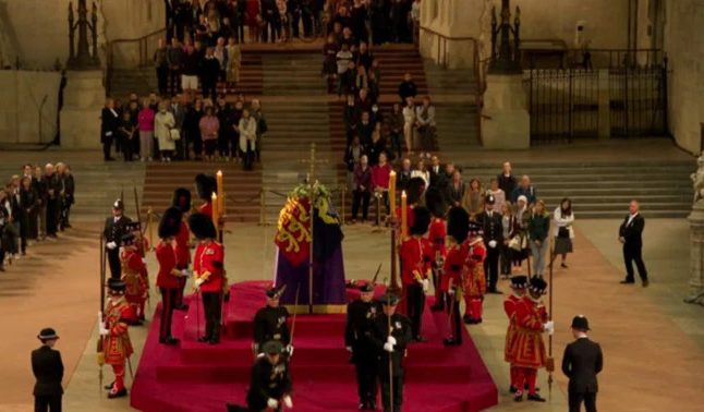 Тотален ужас в Уестминстър Хол пред ковчега на кралицата, просна се бездиханно! Кралското семейство в ужас
