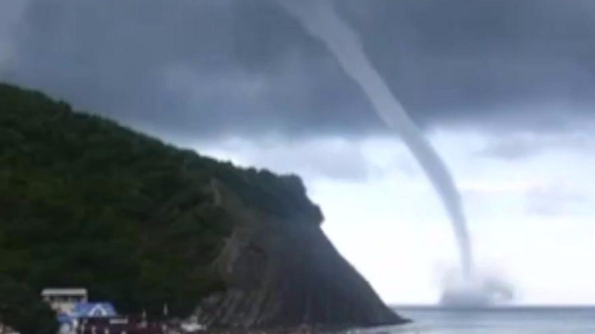 Гледайте на живо от Поморие: Вчера връхлетя ураган, днес се развихри чудовищно торнадо!