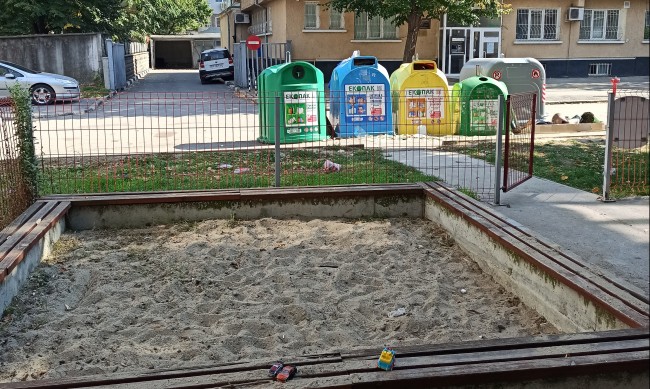 КЕНЕФ: Кофите за смет отсреща са много по-чисти от този пясъчник за деца в Русе!