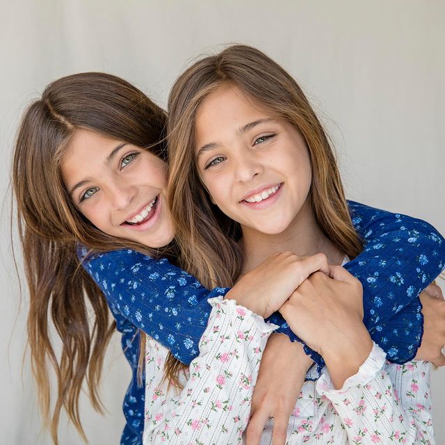 Пред 11 години ги признаха за най-хубавите близначки в света – ето как изглеждат днес (+хубавата им майка – СНИМКИ): 1