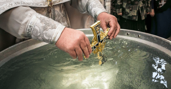 Ефективен начин да превърнете светената вода в лечебна с помощта на молитва