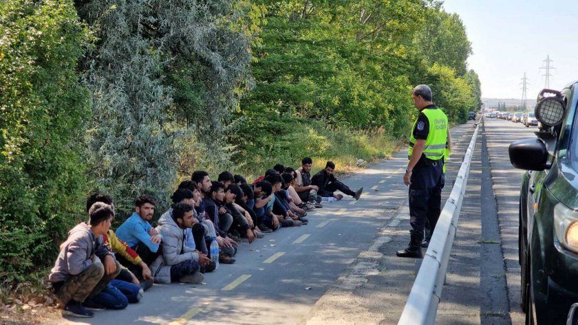 Нова порция мигранти: Задържаха близо 60 сирийци и афганистранци край АМ „Тракия“