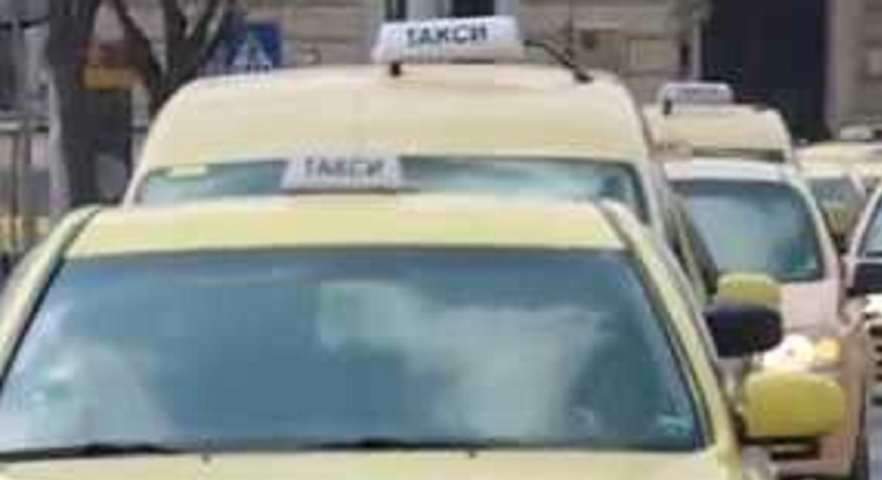 Таксиметрови шофьори блокираха центъра на София след убийството на техния колега