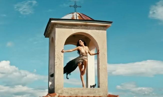Църквата алармира: Разголена поп-фолк певица осквернява храма и Светия Кръст