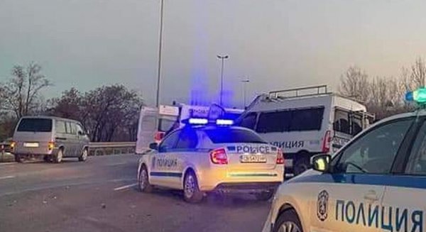 Трима полицаи са пострадали след преследване на бус с мигранти в София