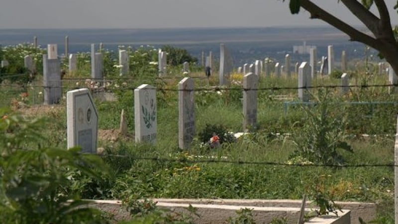 Селски полицай преби и завърза с белезници младеж на гробище в Котелско (ВИДЕО)