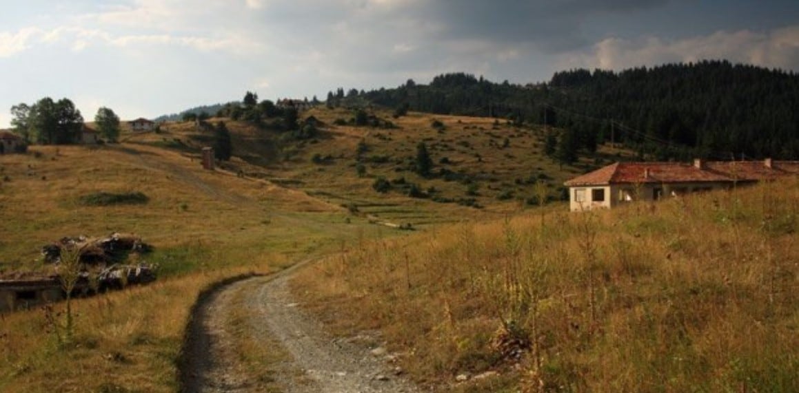 Село в Родопите без нито един жител навява безкрайна тъга / СНИМКИ