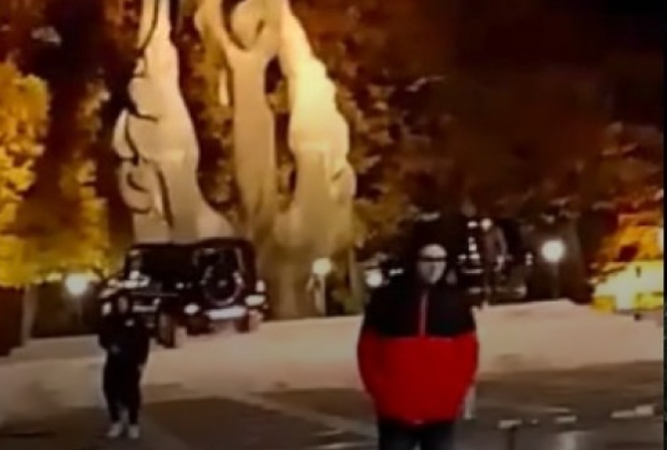 На живо: Вандали със скъпи джипове оскверниха Паметника на Съединението в Пловдив
