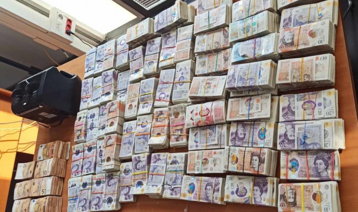 Удар на митниците: Иззеха недекларирана валута за над 1 млн. лв.