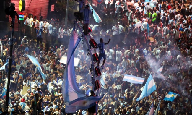 След футболната драма: Възторг в Аржентина, бунтове във Франция (ВИДЕО)