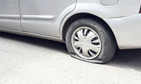 Зулуми в Пловдив: Роми пукат гуми на коли по паркингите на хипермаркети