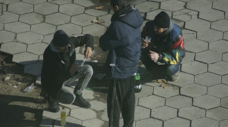 Наркомани се боцкат ежедневно в центъра на Пловдив – на метри от ясла и спирка