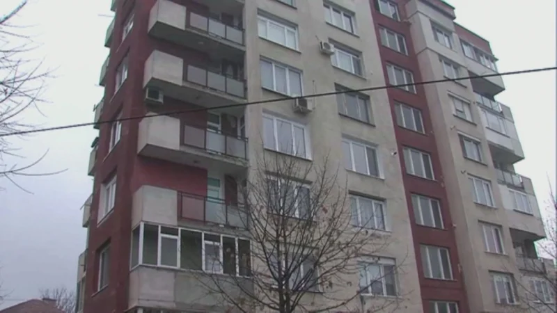 Дрогиран гол мъж скочи от 5-я етаж и оцеля