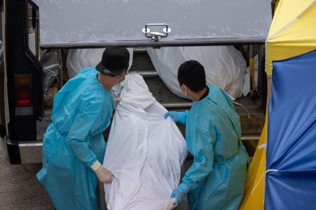 Зловещо! Крематориумите в Китай изнемогват заради резкия ръст на починалите от Covid