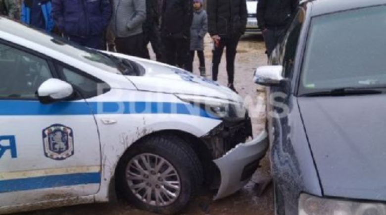 Шефът на РПУ-то в Бяла Слатина отнесе Audi с патрулка в ромската махала