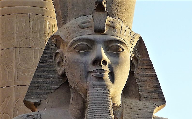 Лудост! Трима опитаха да откраднат 10-тонна статуя на фараон Рамзес II