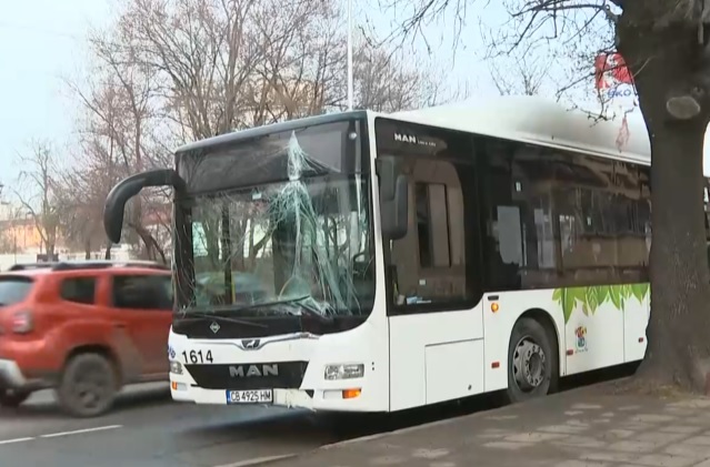 Автобус се заби в стълб в София, има пострадал