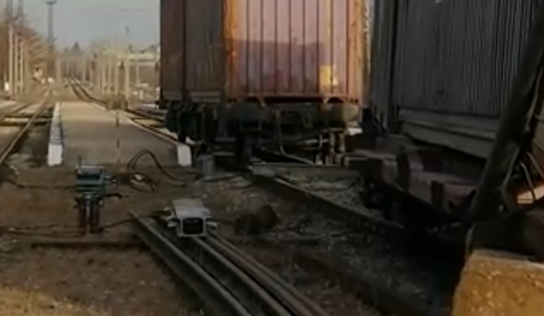 Предаваме на живо от Карловско, където дерайлира влак!