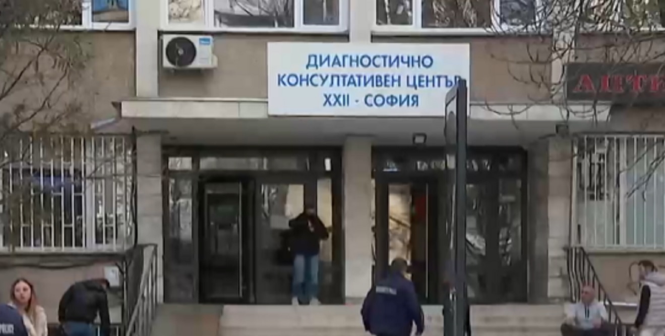 Мъж рани с нож посред бял ден медицинска сестра в ДКЦ в София