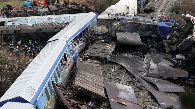 Трясък и после хаос: разказват оцелели от жестоката влакова катастрофа в Гърция