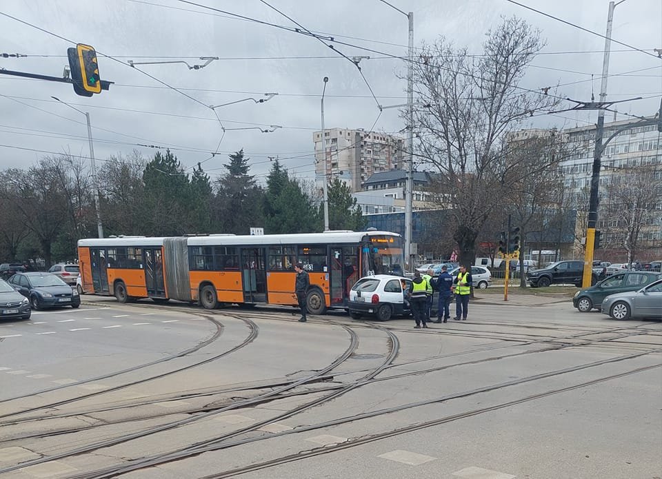 На живо: Кола се блъсна в автобус на градския транспорт в София, пострада шофьорът