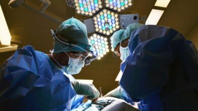 Защо хирурзите носят зелени или сини униформи, но не и бели