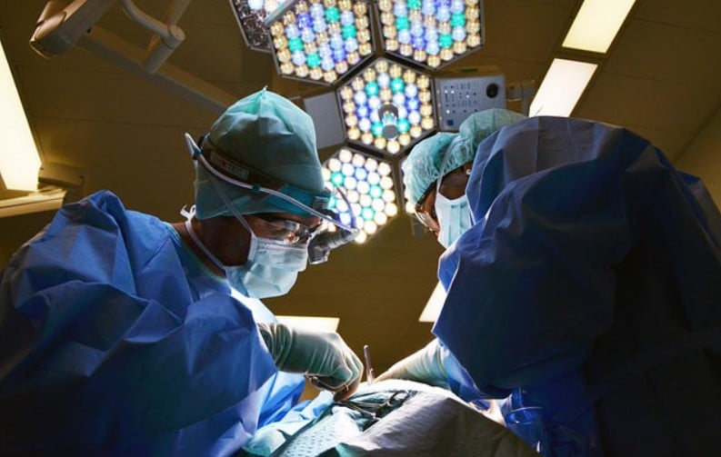 Защо хирурзите носят зелени или сини униформи, но не и бели