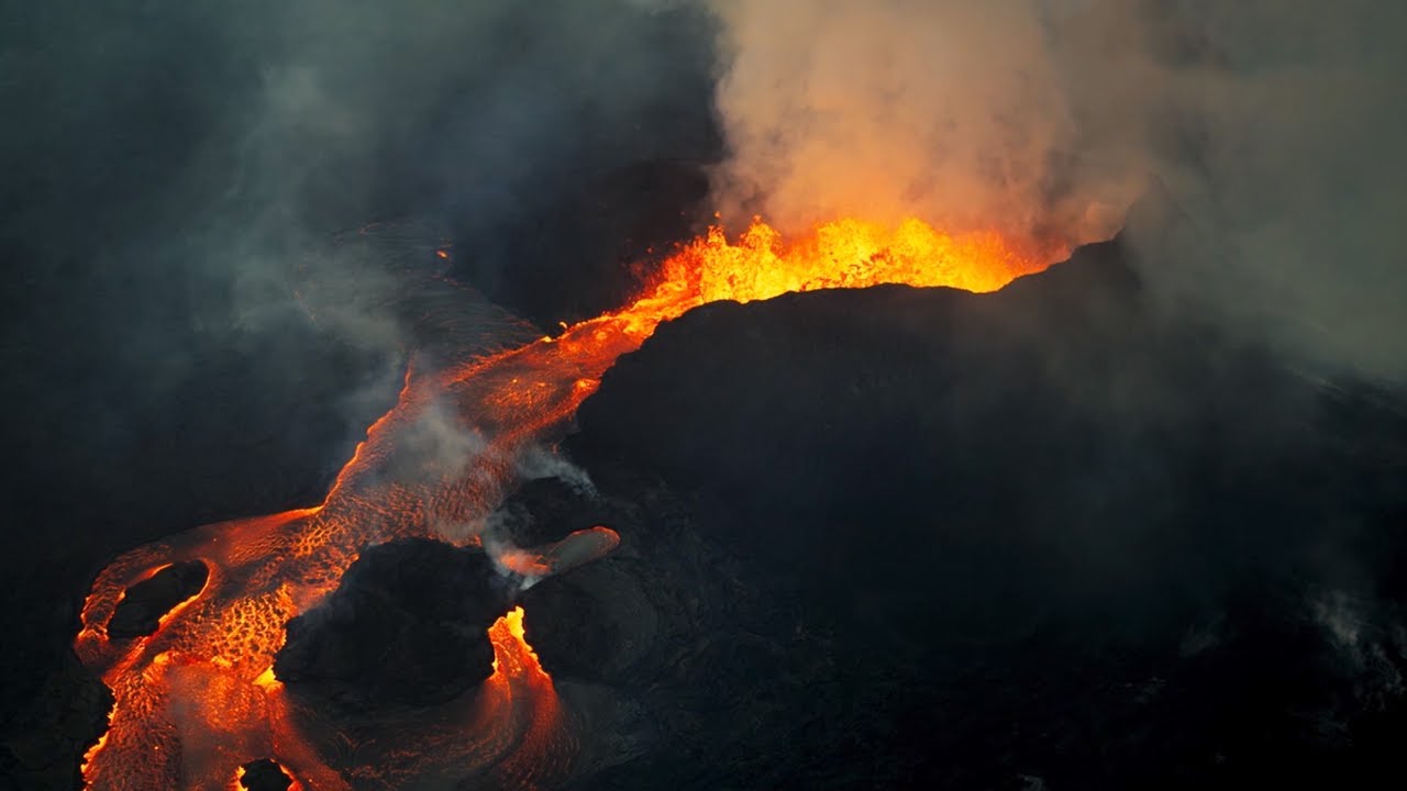 Вулканът Мерапи изригна с мощен грохот!