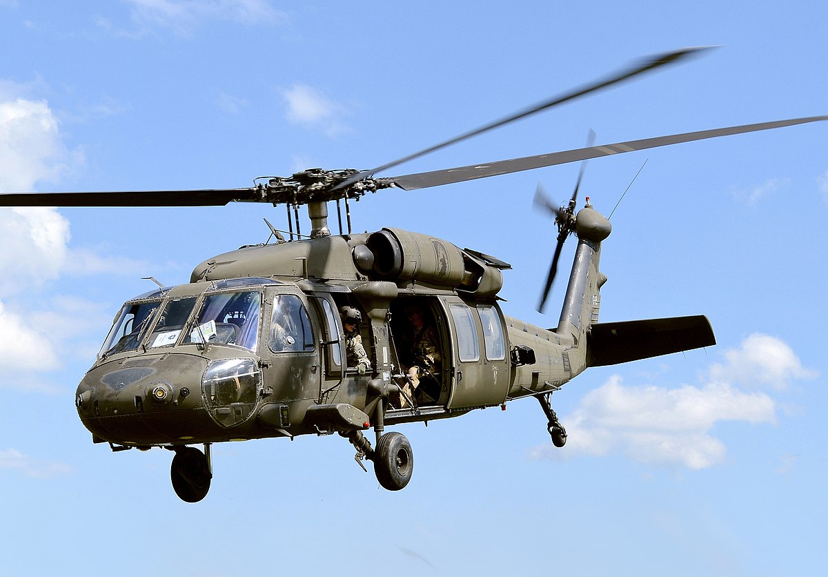 Военни хеликоптери на САЩ в небето над България