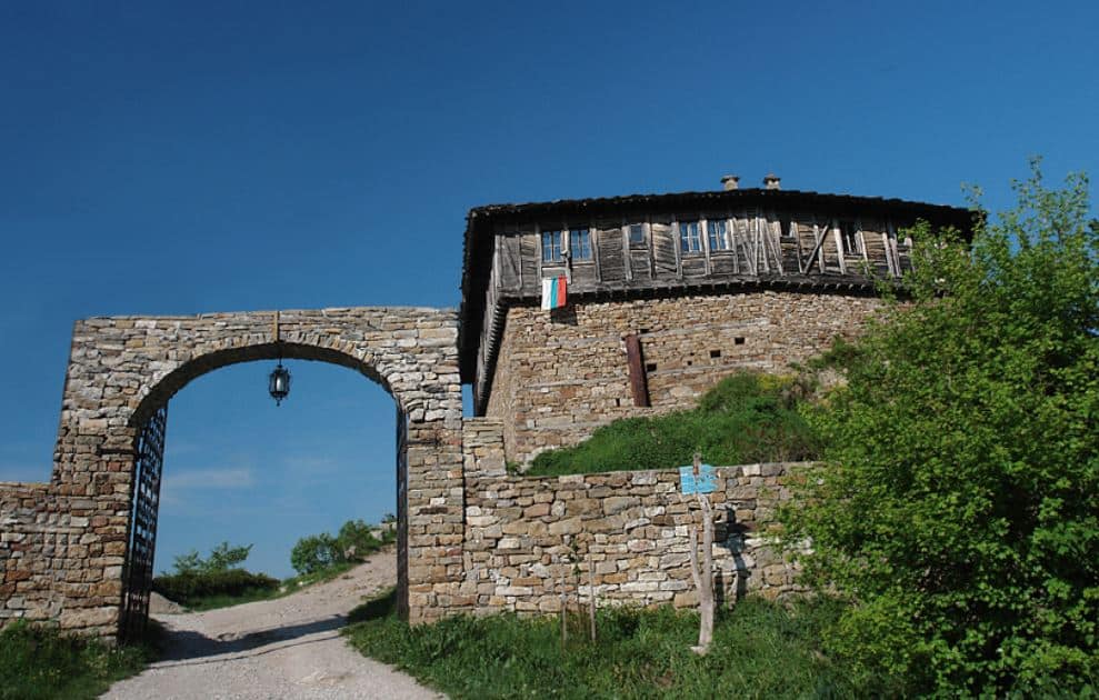 Пленяващи гледки: Манастир, дал убежище на Левски, се извисява на скален връх / СНИМКИ 1