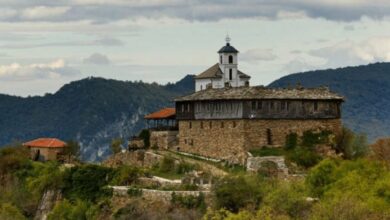 Пленяващи гледки: Манастир, дал убежище на Левски, се извисява на скален връх / СНИМКИ