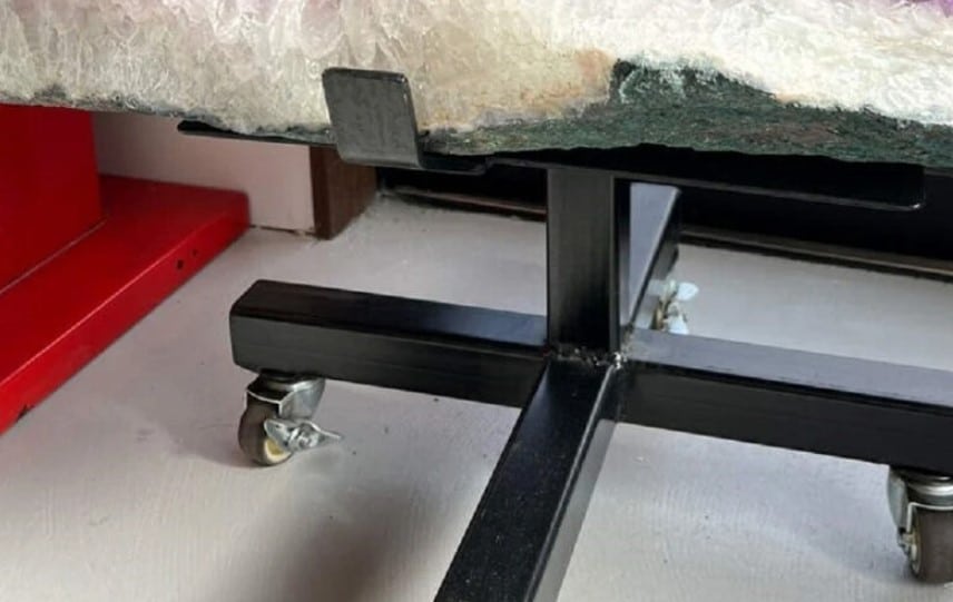 Японци създадоха офис стол от полускъпоценни камъни, твърдят, че е удобен, но не изглежда така…