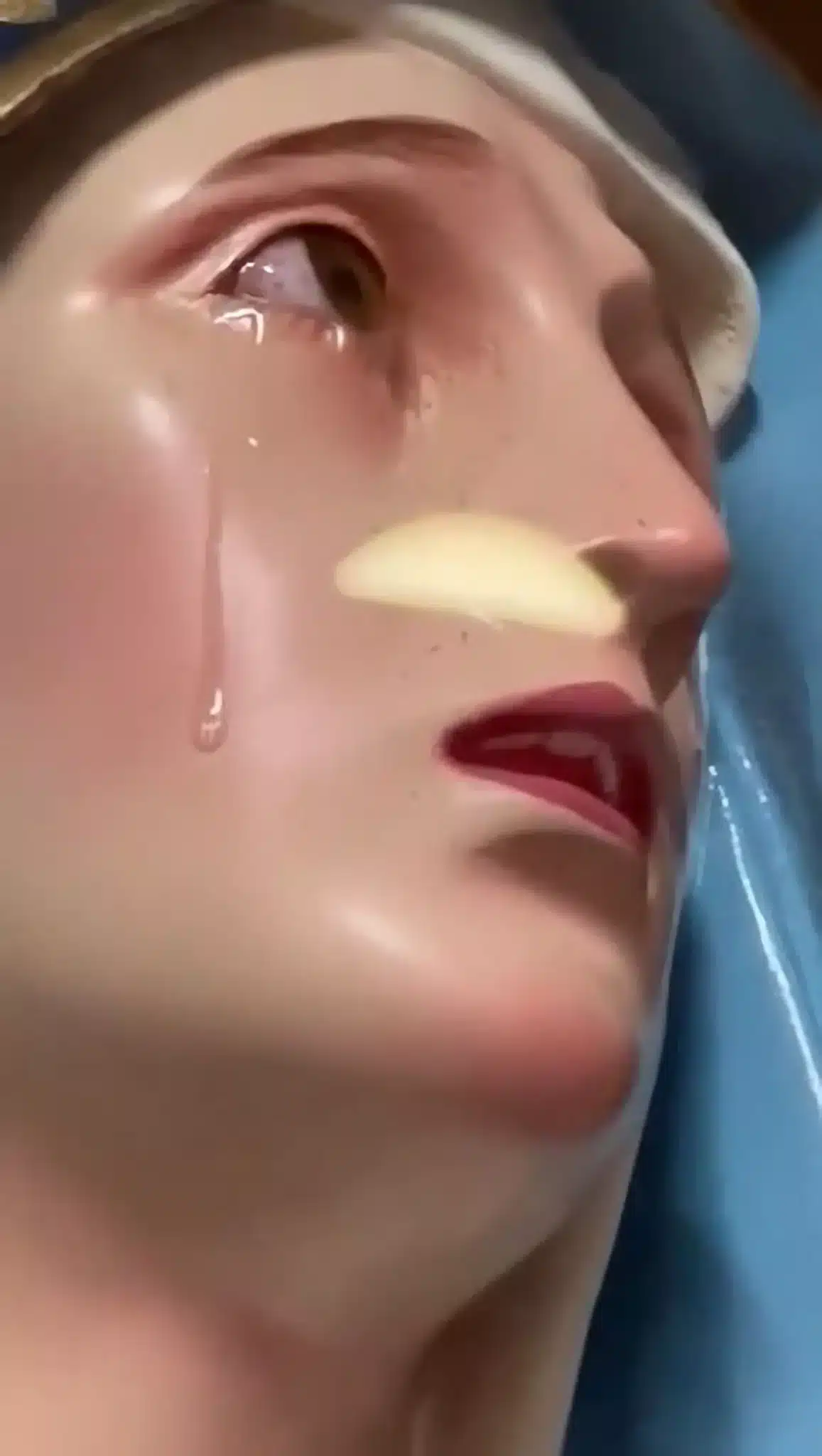 Чудо в реалния живот - статуя на Дева Мария е заснета да плаче 2