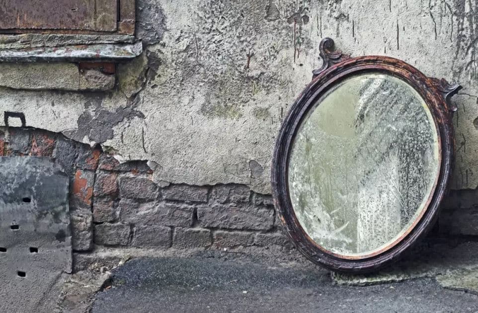 Огледалото се счупи: каква фраза трябва да кажете, за да избегнете проблеми?