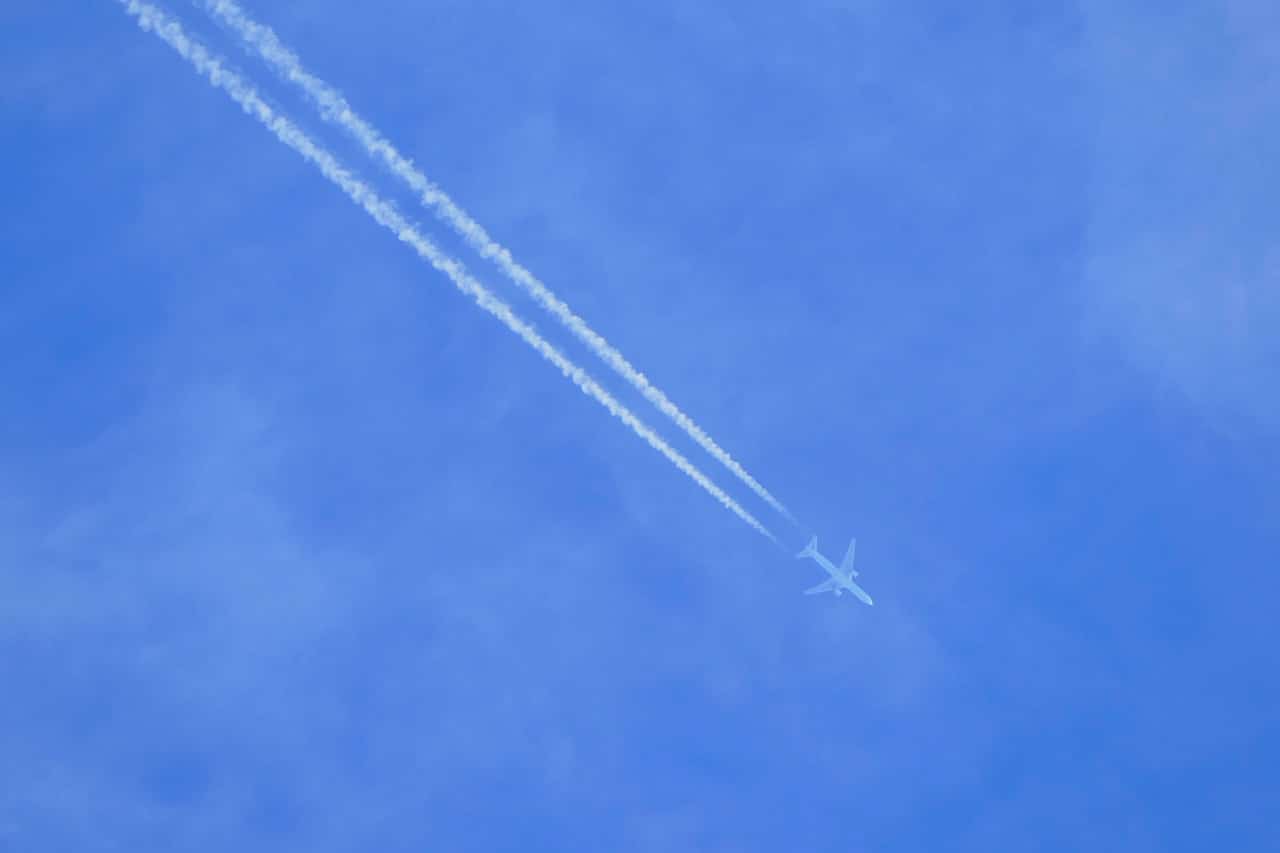 Експертите разкриха истината зад белите ивици, които оставят самолетите в небето